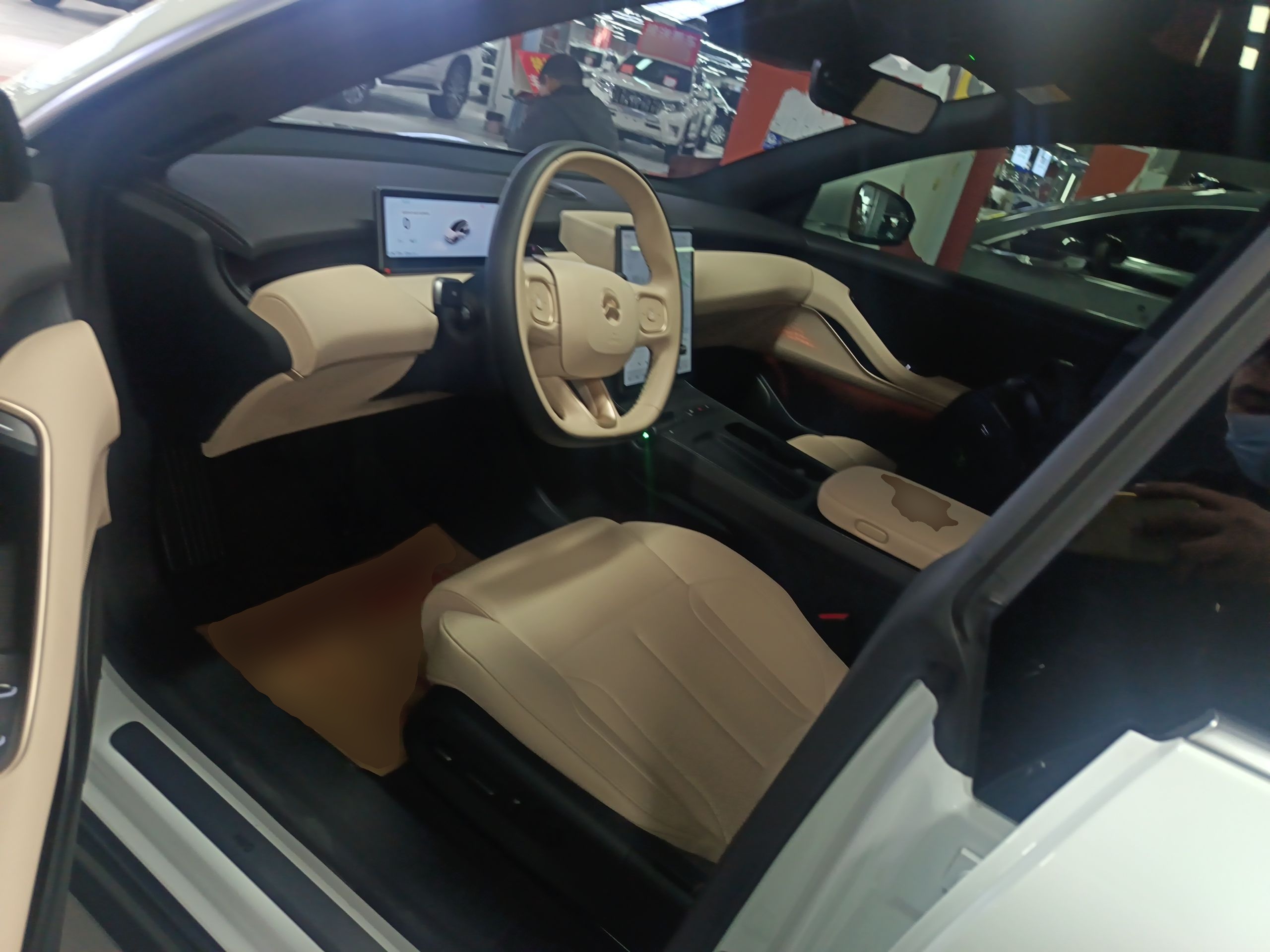 المقاعد الأمامية داخل السيارة