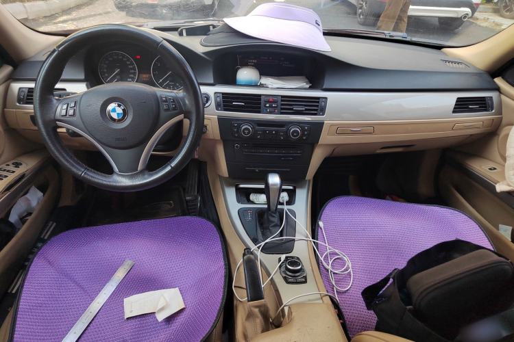 Used BMW 3 Series 2010 320i Luxury Model Center Console