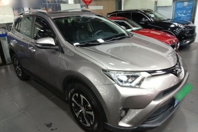 Used Toyota RAV4 2016 2.0L CVT Two-Wheel Drive Fashion Edition China V Standard Front Right 45 Deg