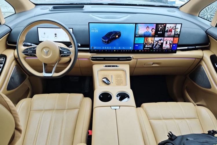 Used VOYAH Dream 2025 PHEV Four-Wheel Drive Prestige Kunpeng Edition Center Console