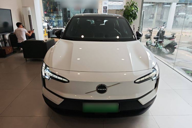 Used Volvo EX30 2025 Rear-Drive Long-Range Plus Model
