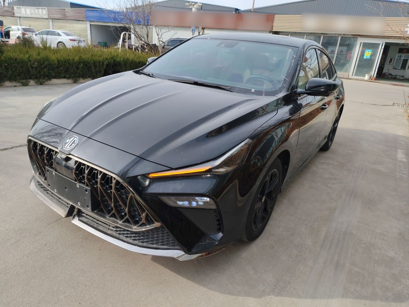 تحت مقدمة السيارة