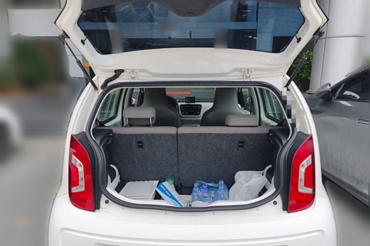 Used Volkswagen up! 2015 1.0L move up! Trunk