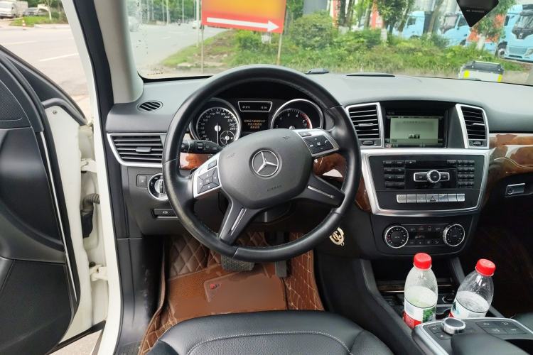 Used Mercedes-Benz M-Class 2014 ML 400 4MATIC Dynamic Model Steering Wheel