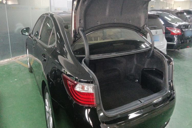 Used Lexus ES 2013 300h Elite Edition
