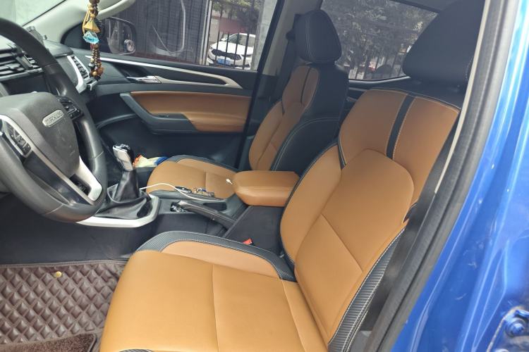 Used SAIC MAXUS T70 2021 2.0T Diesel Manual Two-Wheel Drive Entry-Level Version with Long Bed and High Ground Clearance
