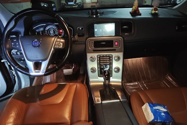 Used Volvo S60 2015 S60L 2.0T Zhiyuan Edition
