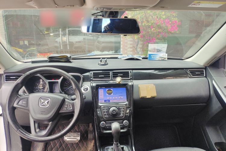 Used JMC Yusheng S330 2016 1.5L GTDi Automatic Two-Wheel Drive Comfort Edition Center Console