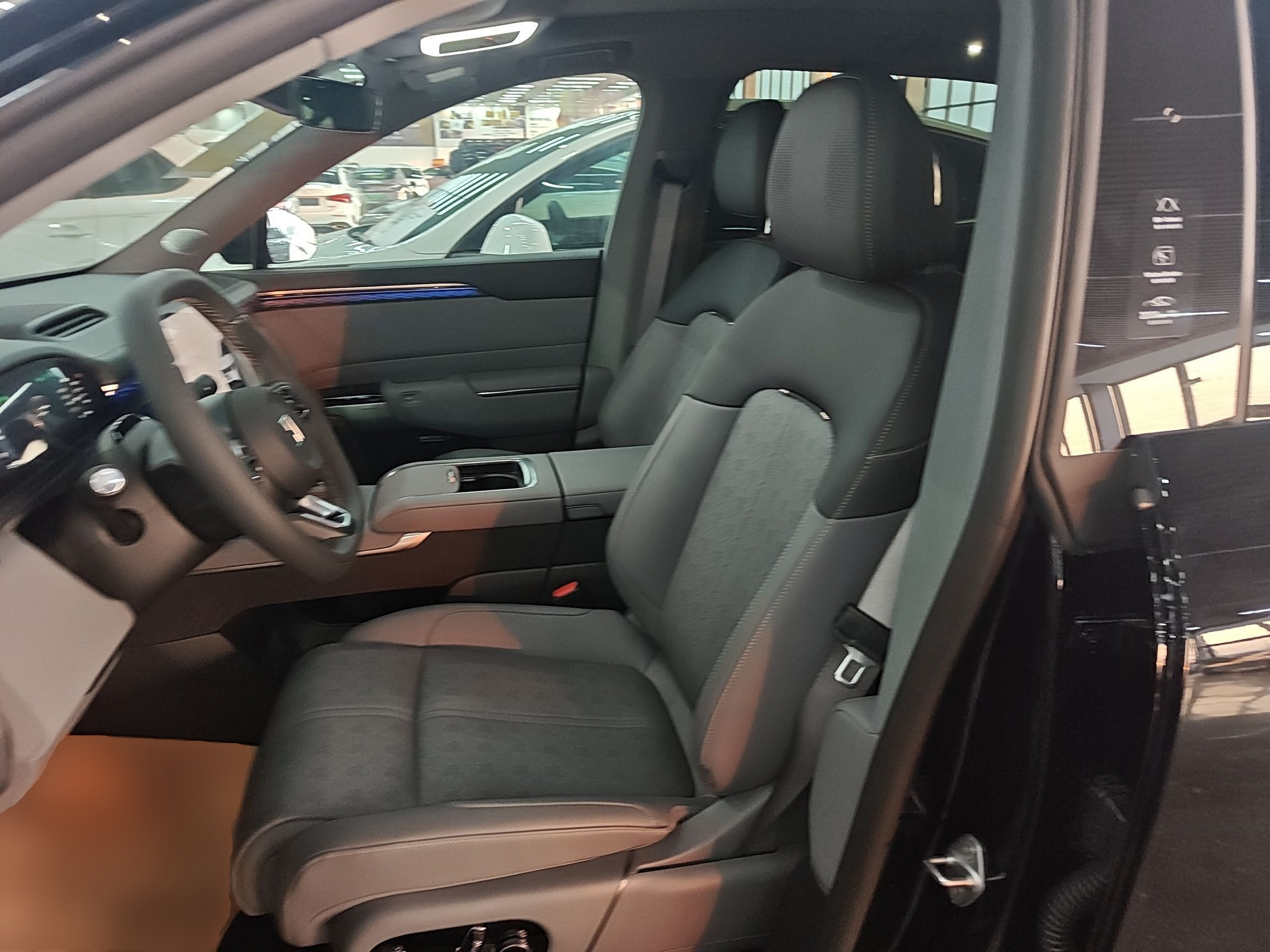 المقاعد الأمامية داخل السيارة