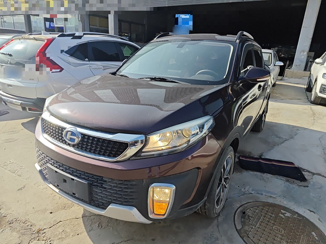 Под передней частью автомобиля