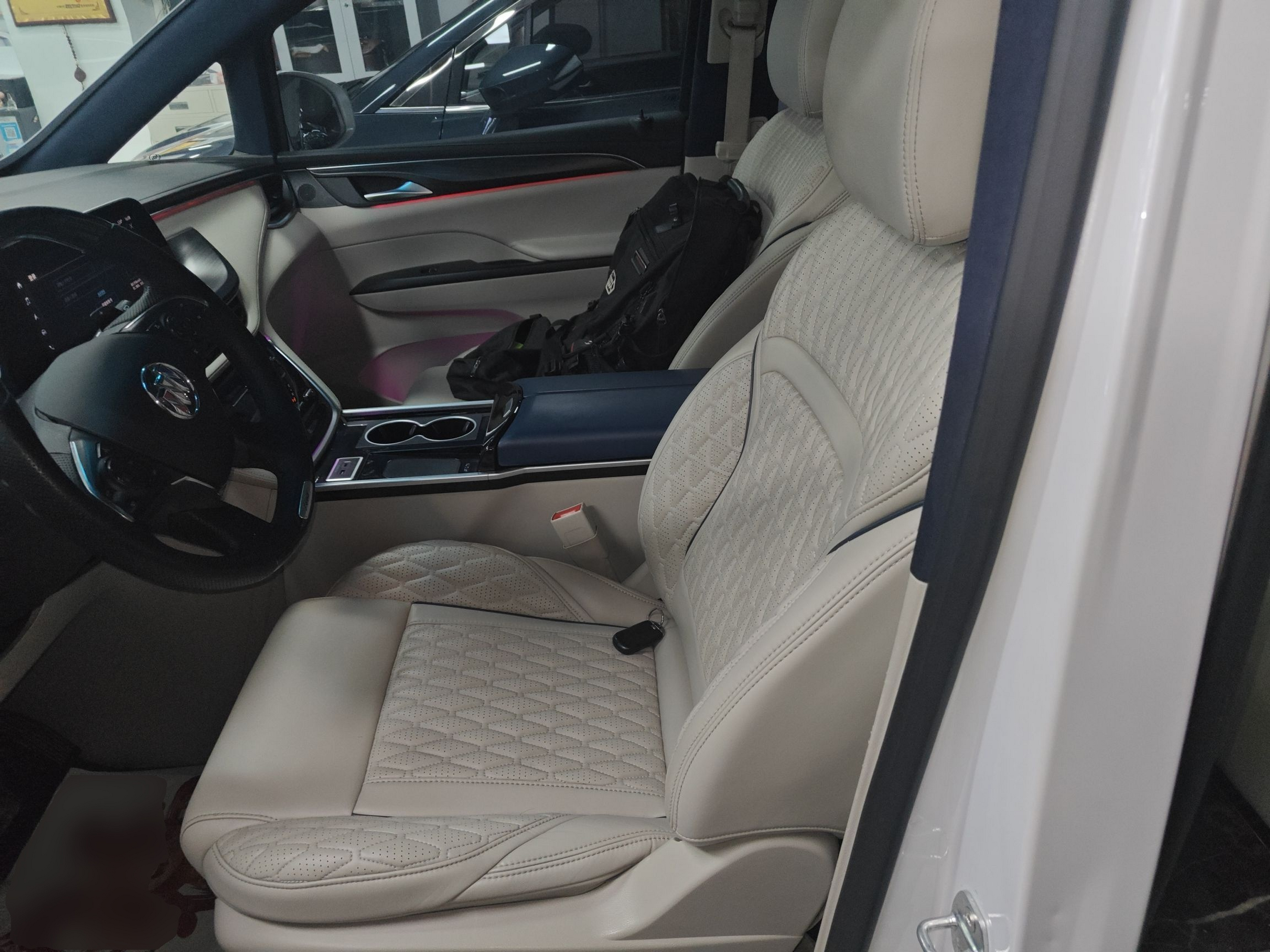 المقاعد الأمامية داخل السيارة