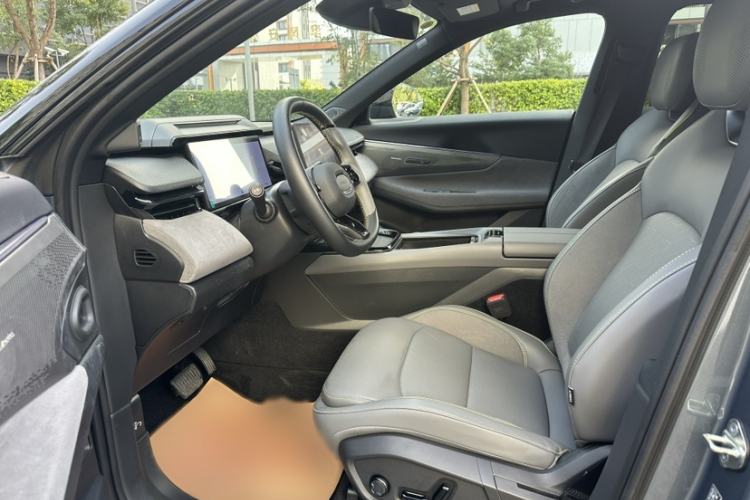 Used Lynk & Co 08 EM-P 2025 220 km All-Wheel-Drive Performance Halo Left Front Seat