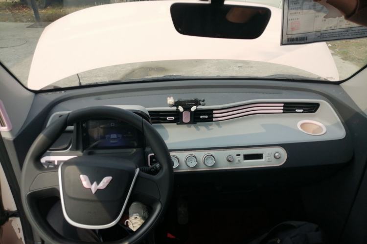 Used Wuling Hongguang MINIEV 2021 Macaron Fashion Model Lithium Iron Phosphate Center Console