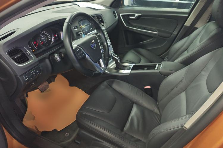 Used Volvo S60 2014 S60L 2.0T Zhiyuan Edition
