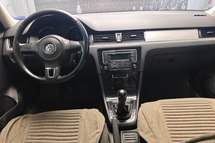 Used Volkswagen Bora 2014 1.6L Manual Fashion Edition Center Console