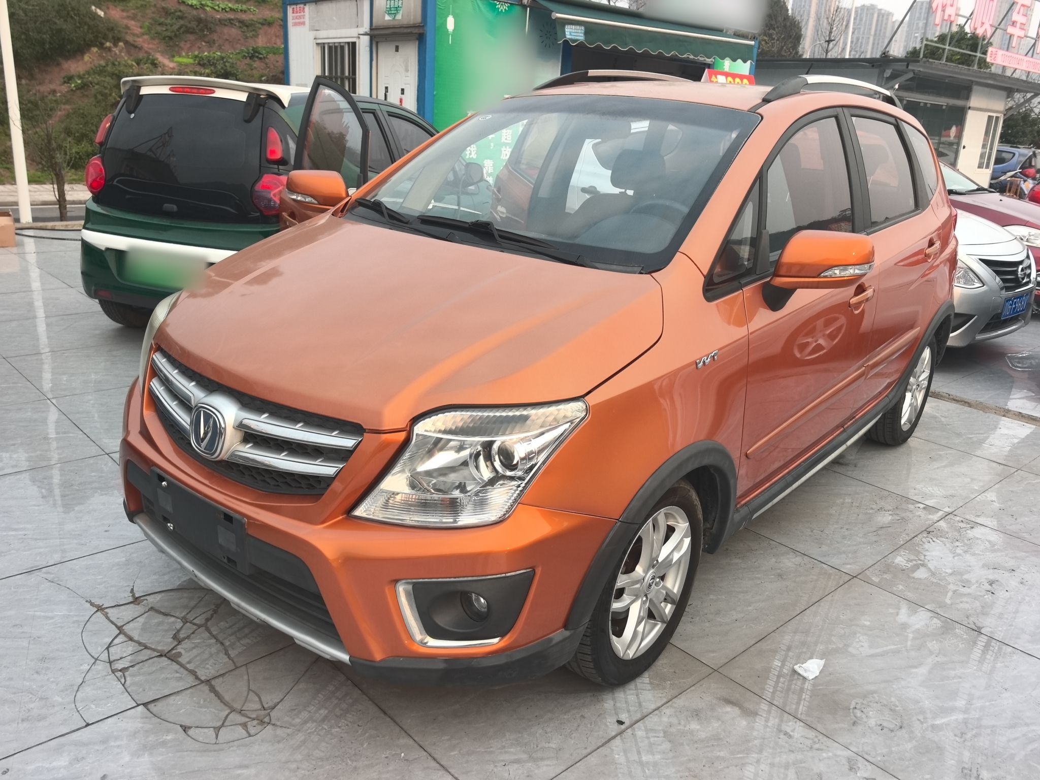 تحت مقدمة السيارة