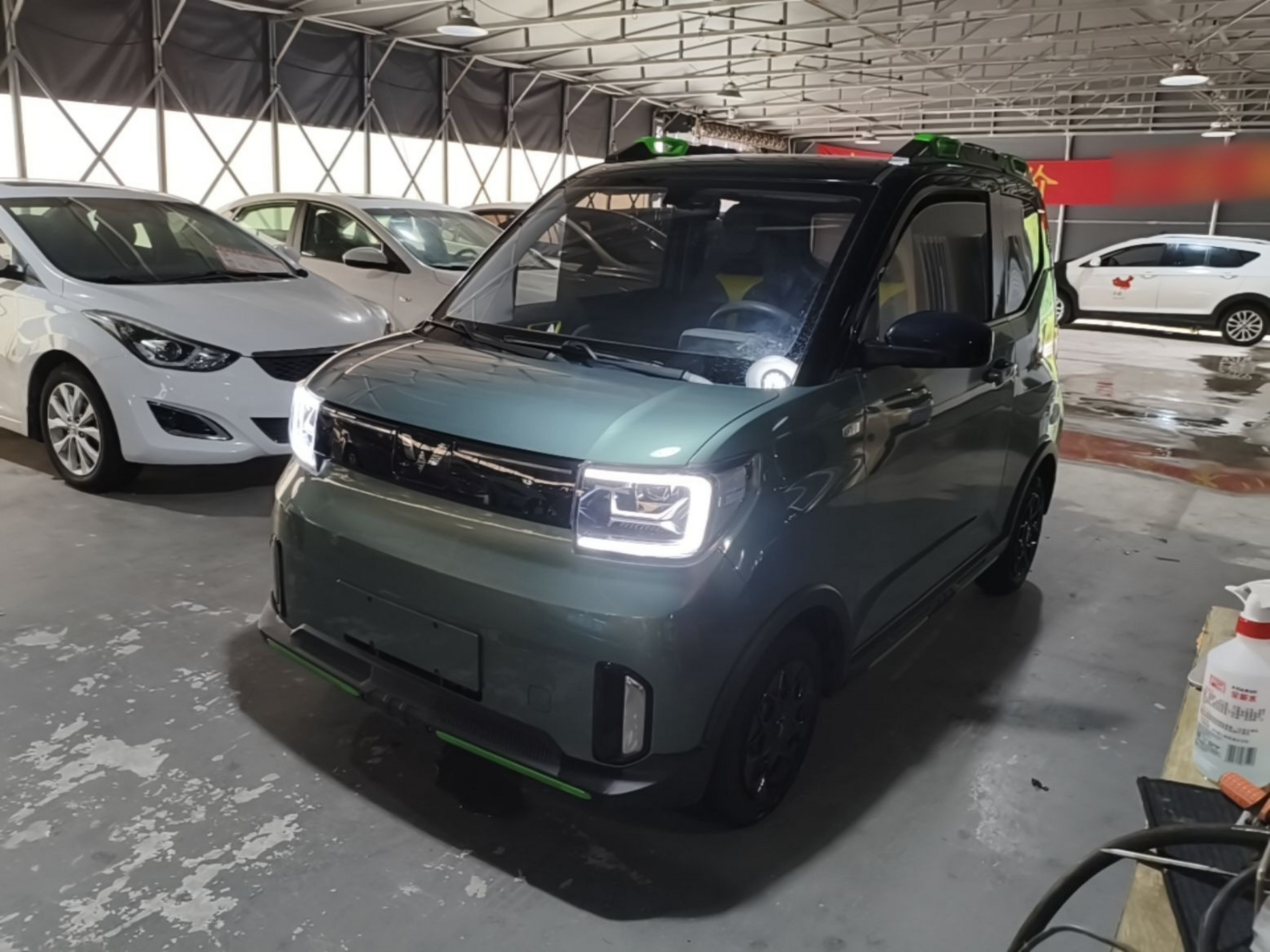 Под передней частью автомобиля