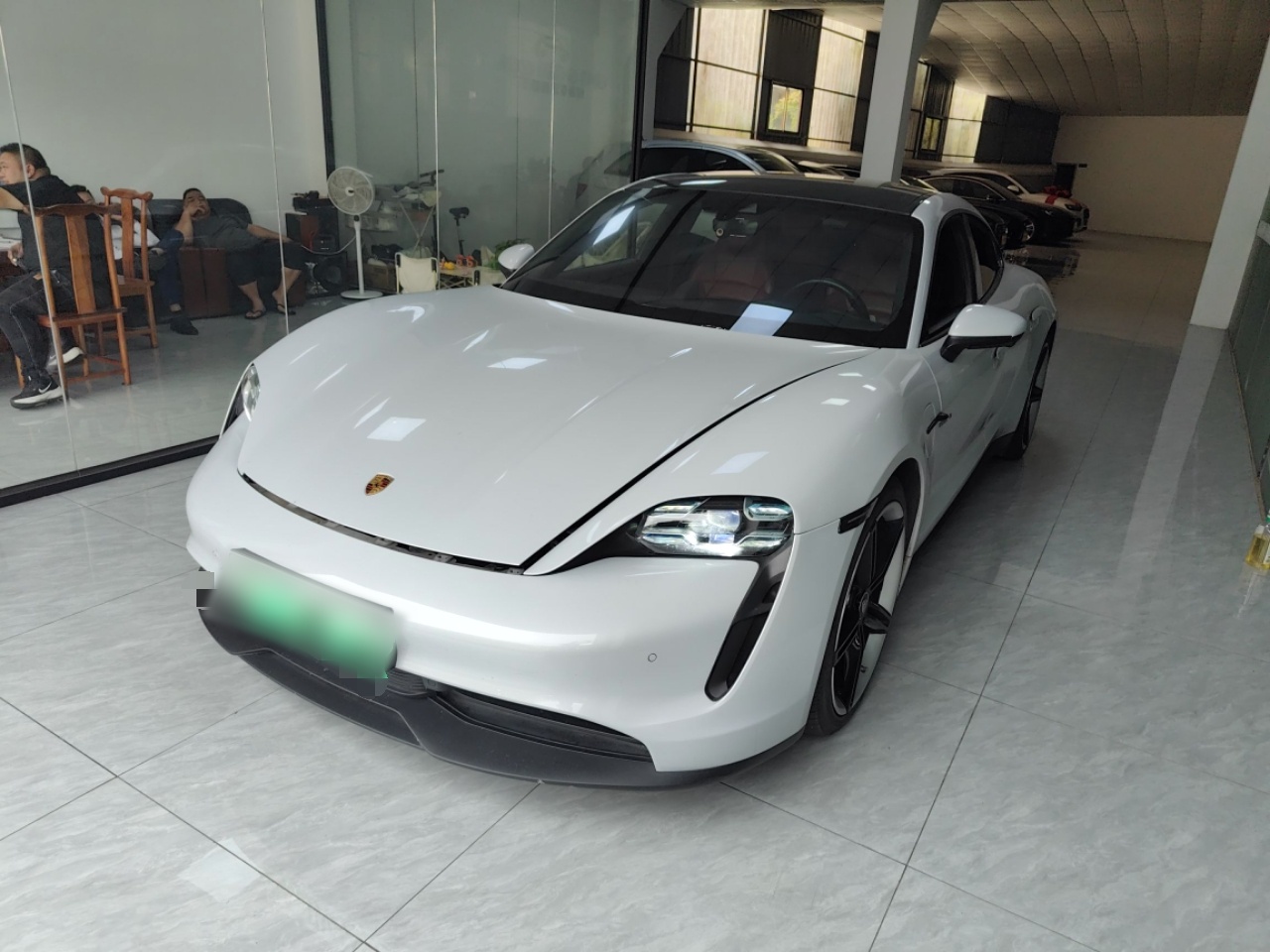 تحت مقدمة السيارة