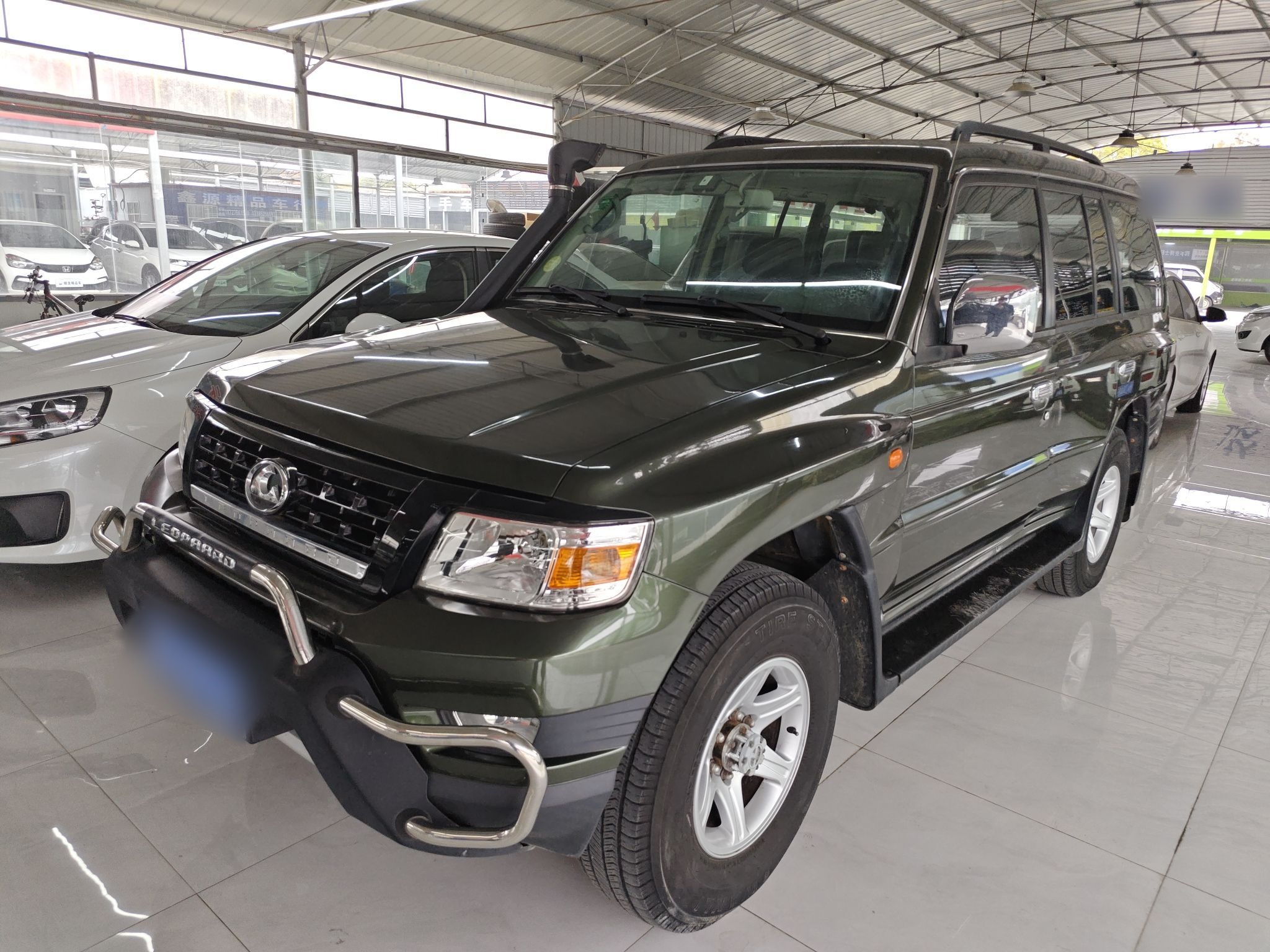 تحت مقدمة السيارة