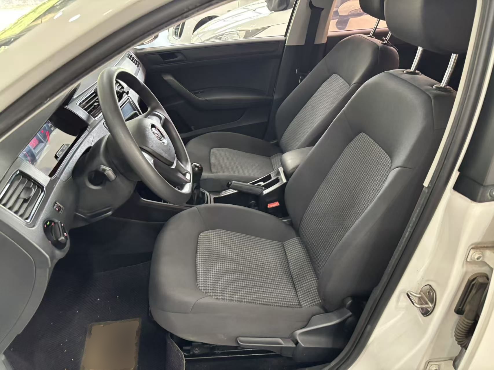 Vordere Reihe im Auto