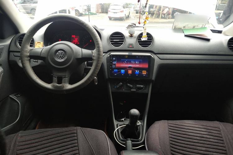 Used Volkswagen Jetta 2015 Zhuihui Edition 1.4L Manual Fashion Model Center Console