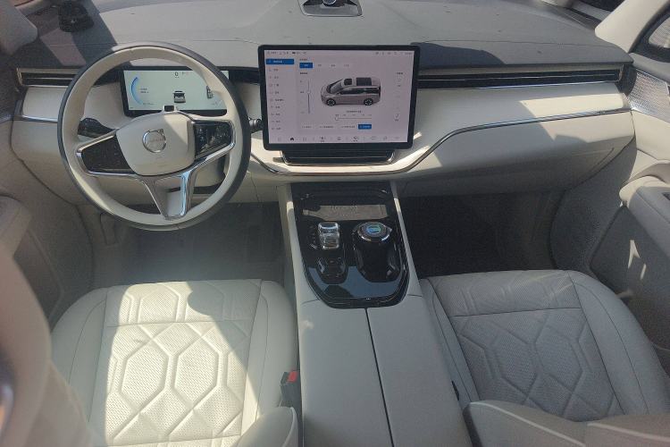 Used Volvo EM90 2025 Ultra Six-Seater