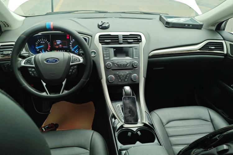 Used Ford Mondeo 2013 2.0L GTDi 200 Fashion Edition Center Console