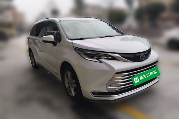 Used Toyota SIENNA 2021 2.5L Hybrid Platinum Edition Front Right 45 Deg