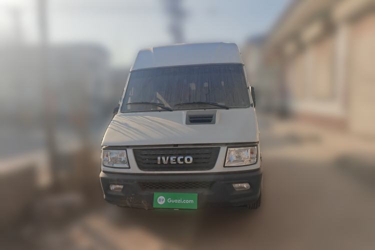 Used Iveco Daily 2021 2.5T A35 M1 Passenger Van 5-9 Seater Short Wheelbase Mid-Roof Design Single Tire Manual Doors Front