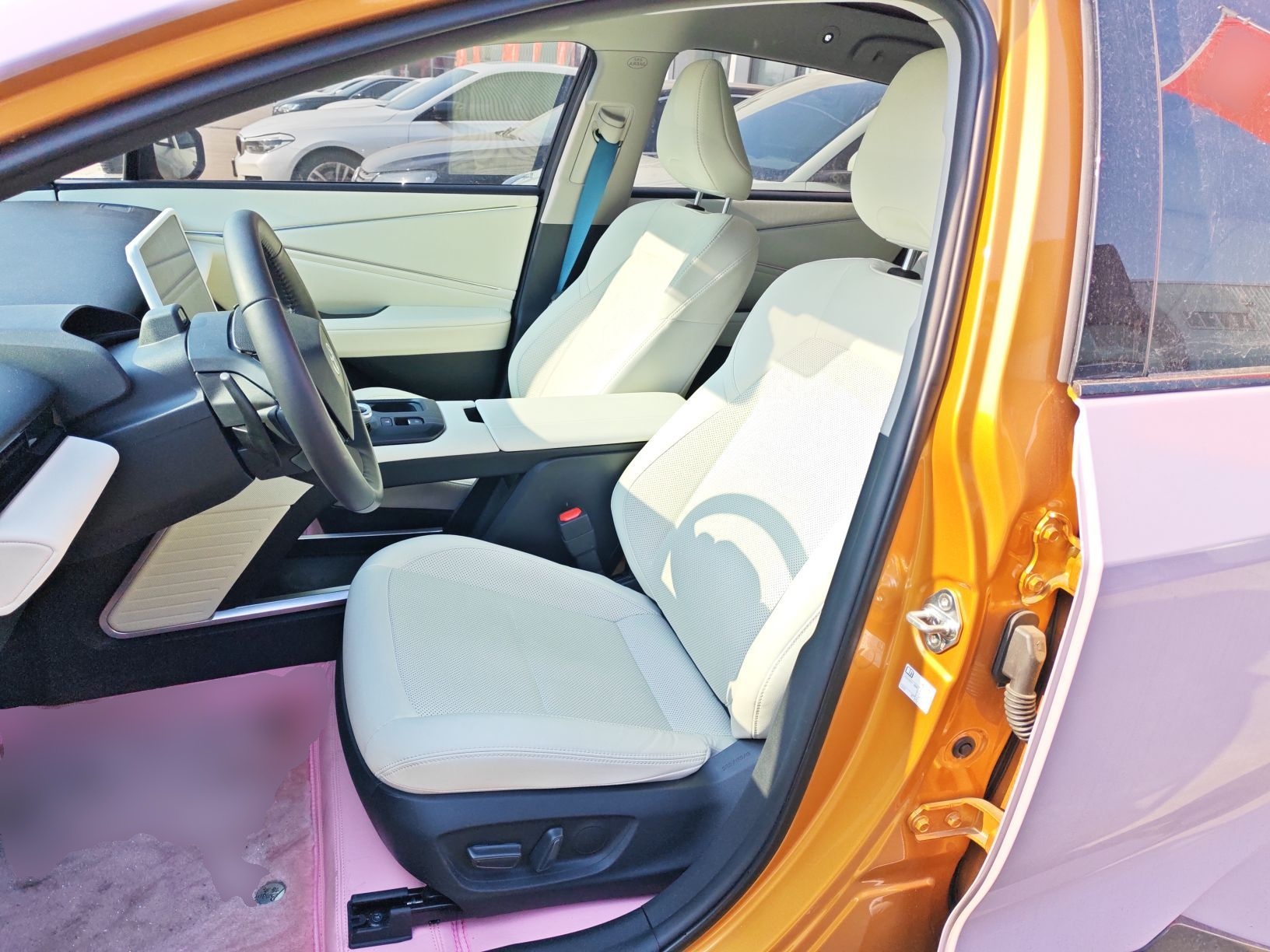 المقاعد الأمامية داخل السيارة