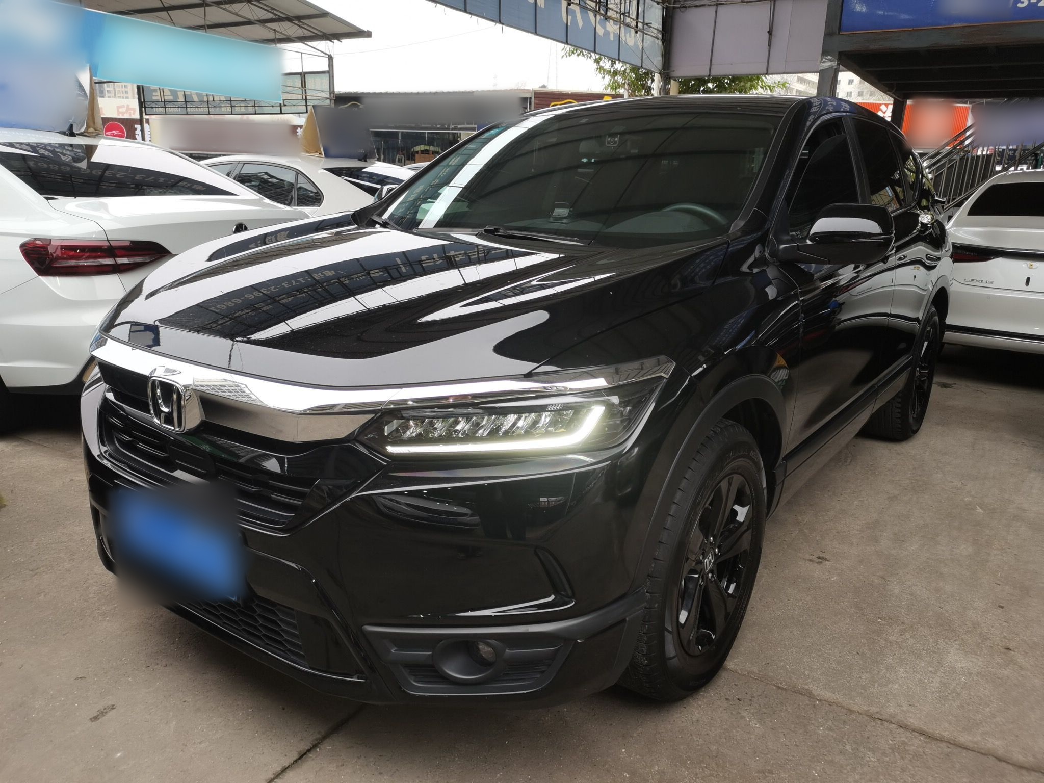 Под передней частью автомобиля