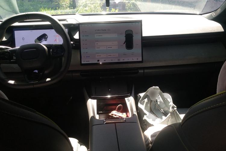 Used Lynk & Co 08 EM-P 2025 120km Long-Range Halo Center Console