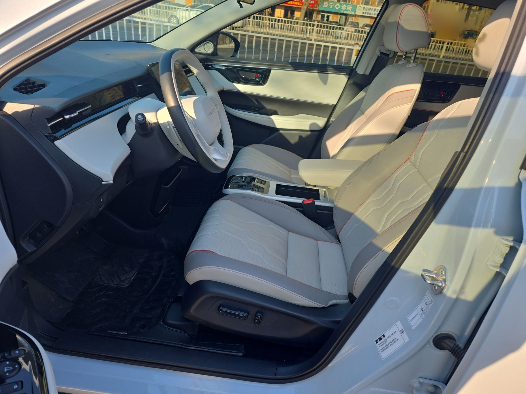 المقاعد الأمامية داخل السيارة