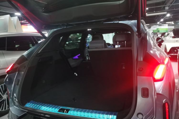 Used Lynk & Co 08 EM-P 2025 220 km All-Wheel-Drive Performance Halo Trunk