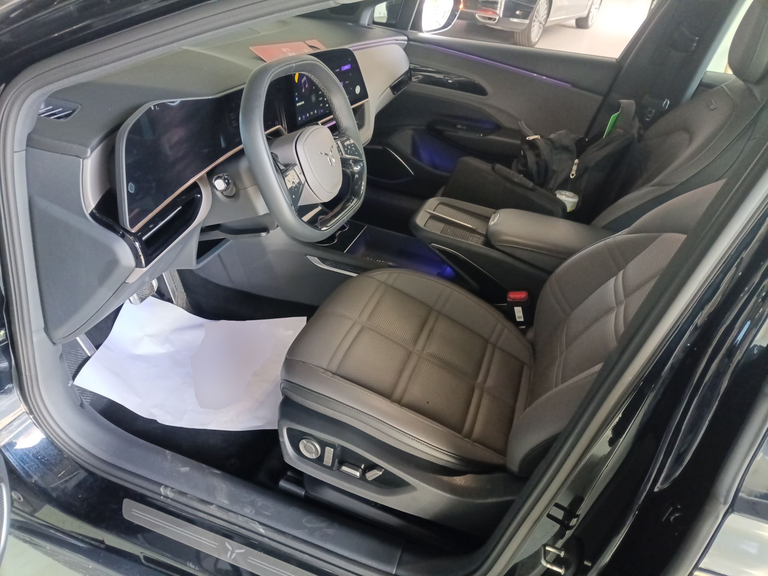 المقاعد الأمامية داخل السيارة