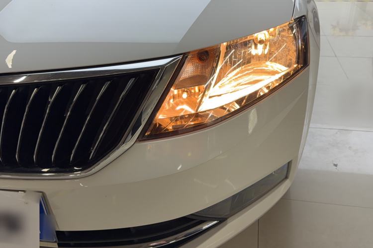 Used Skoda Rapid 2018 1.6L Automatic Comfort Edition Exterior 5