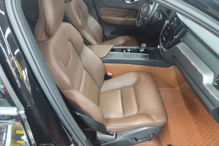 Used Volvo XC60 2024 B5 4x4 Smart Luxury Edition Right Front Seat