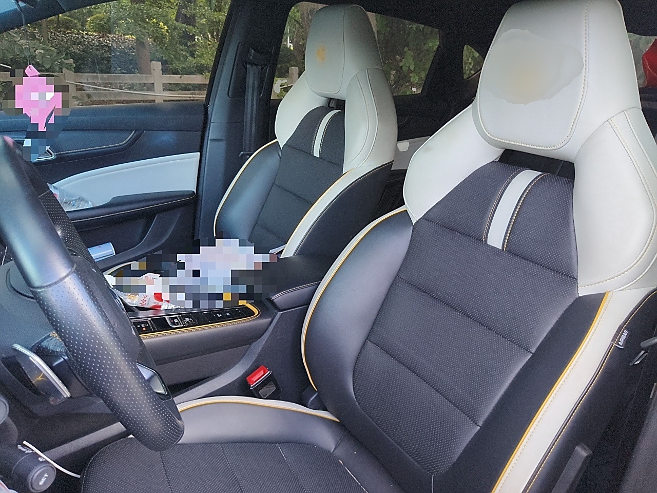 المقاعد الأمامية داخل السيارة