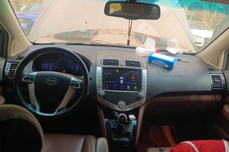 Used BYD S6 2014 2.0L Manual Luxury 7-Seater Center Console