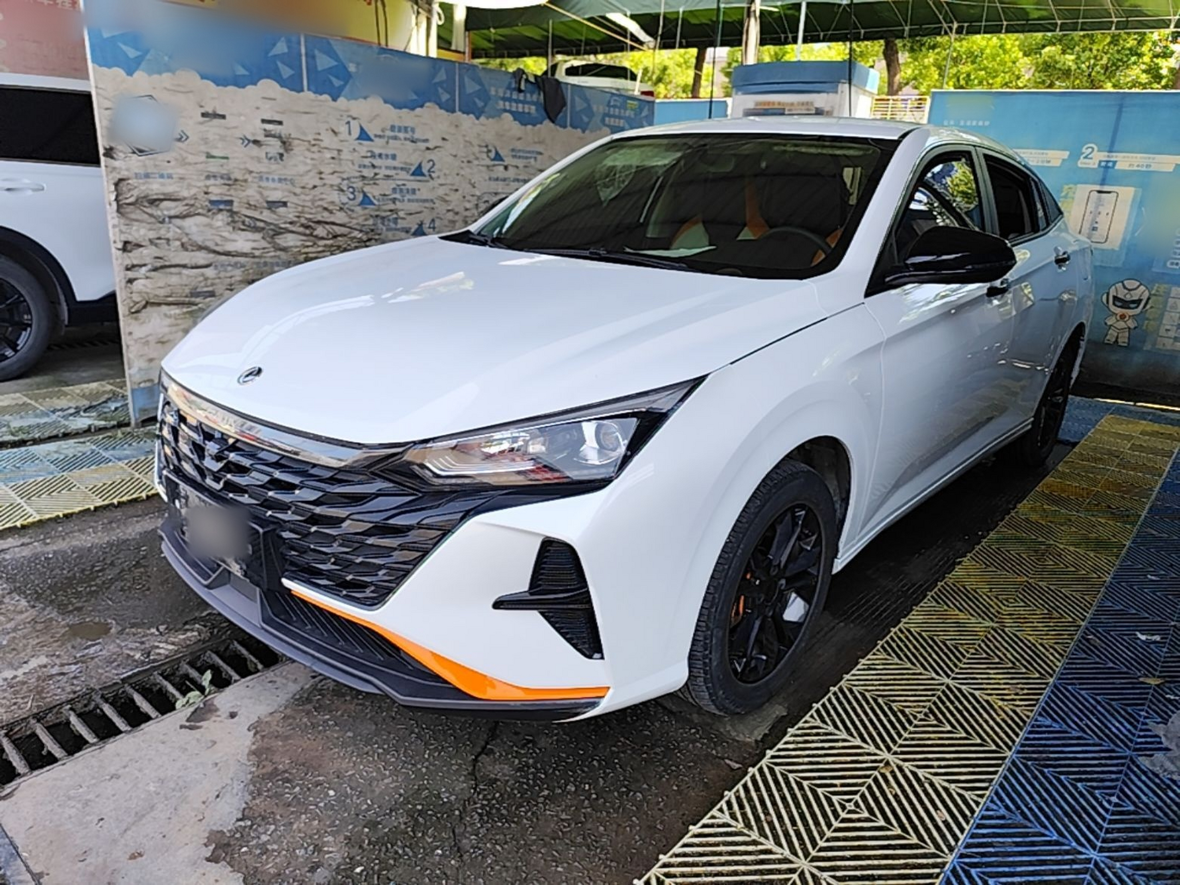 Под передней частью автомобиля