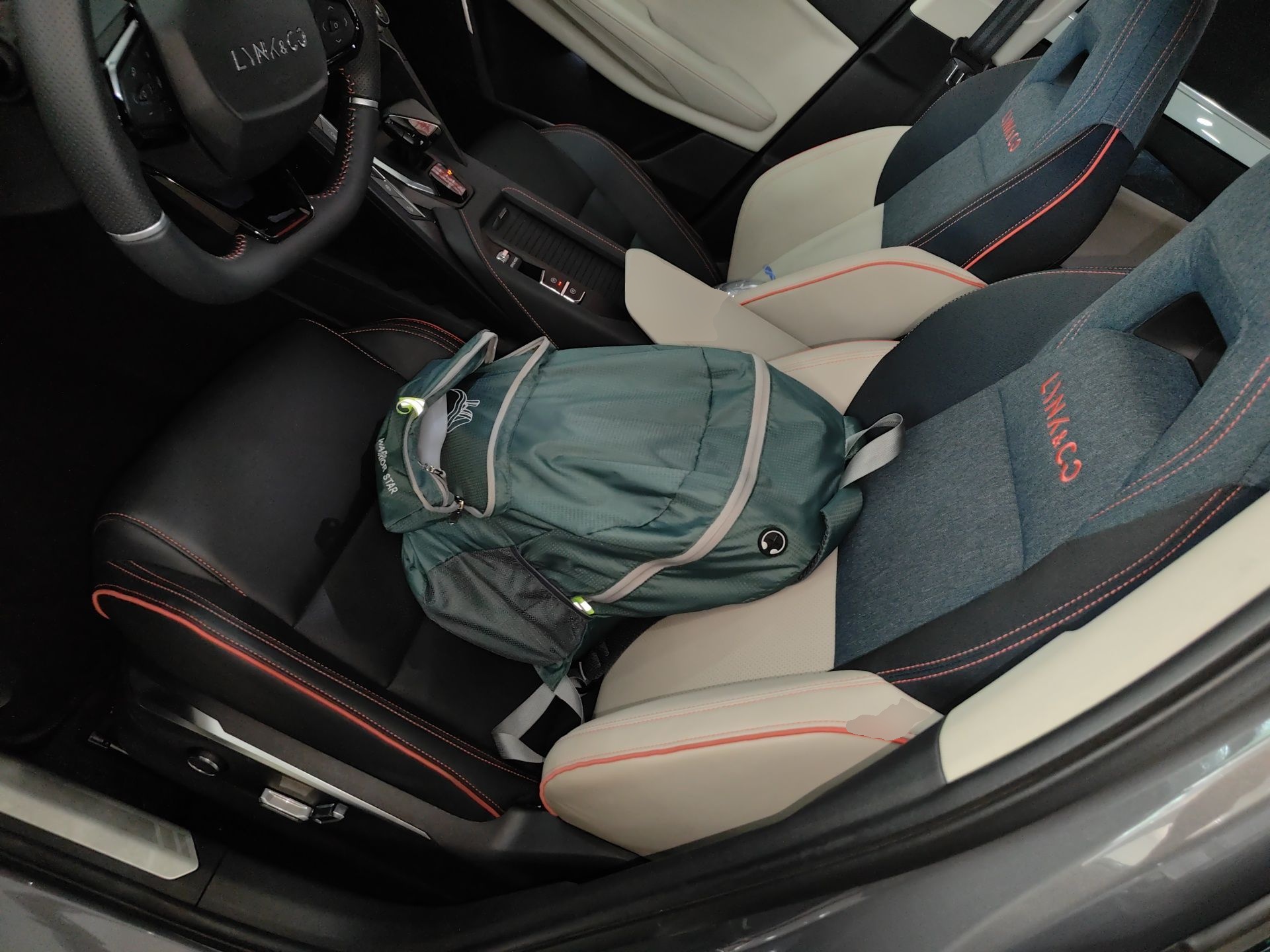 Переднее сиденье в автомобиле