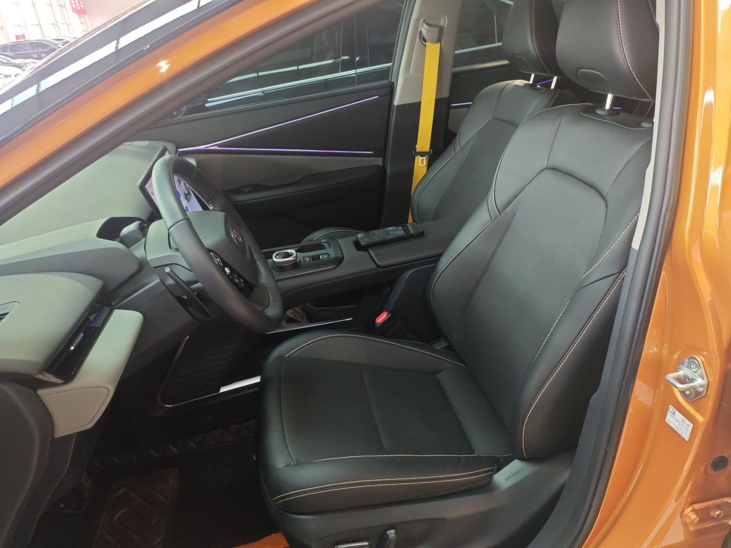 Переднее сиденье в автомобиле