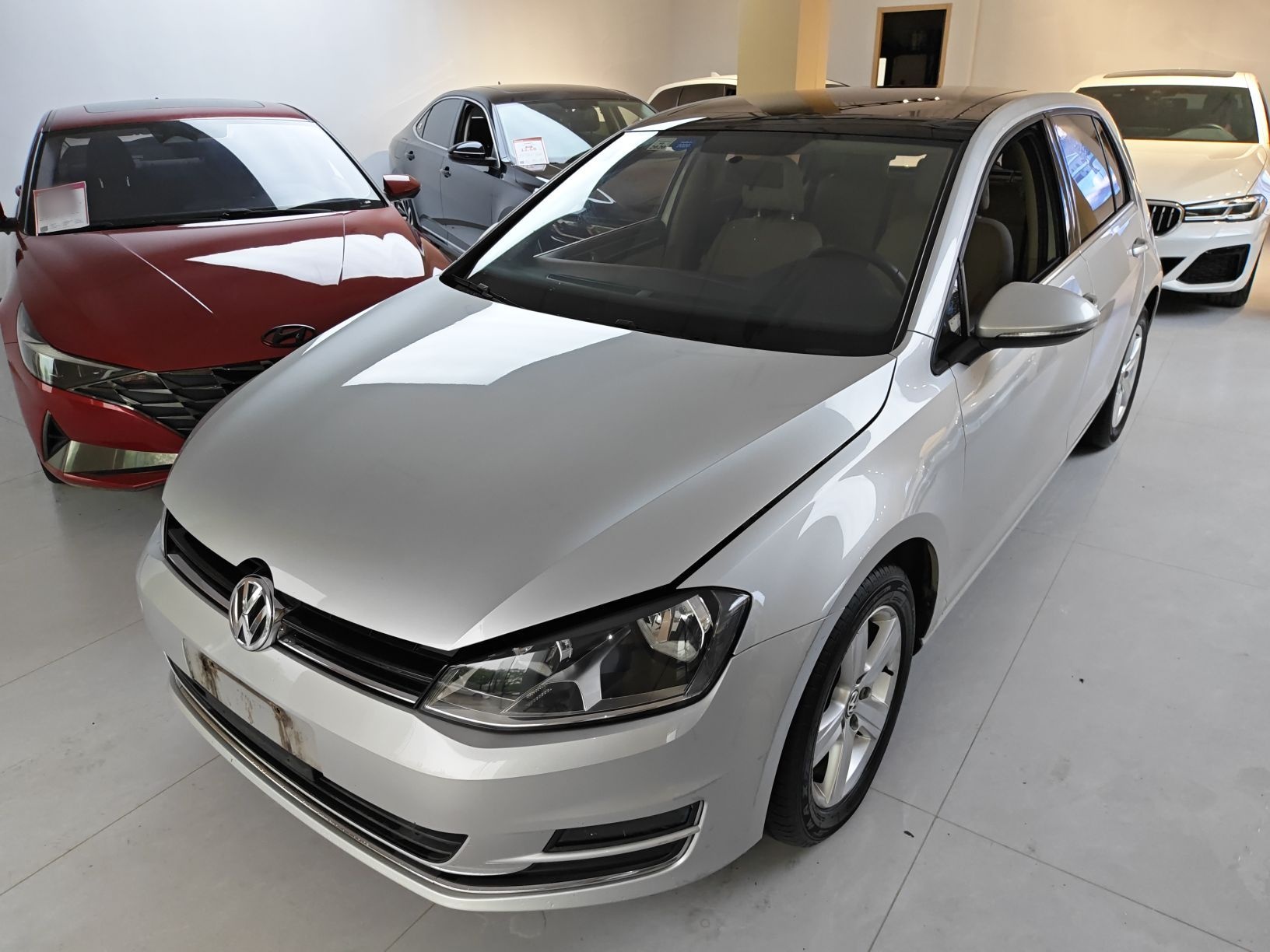 تحت مقدمة السيارة