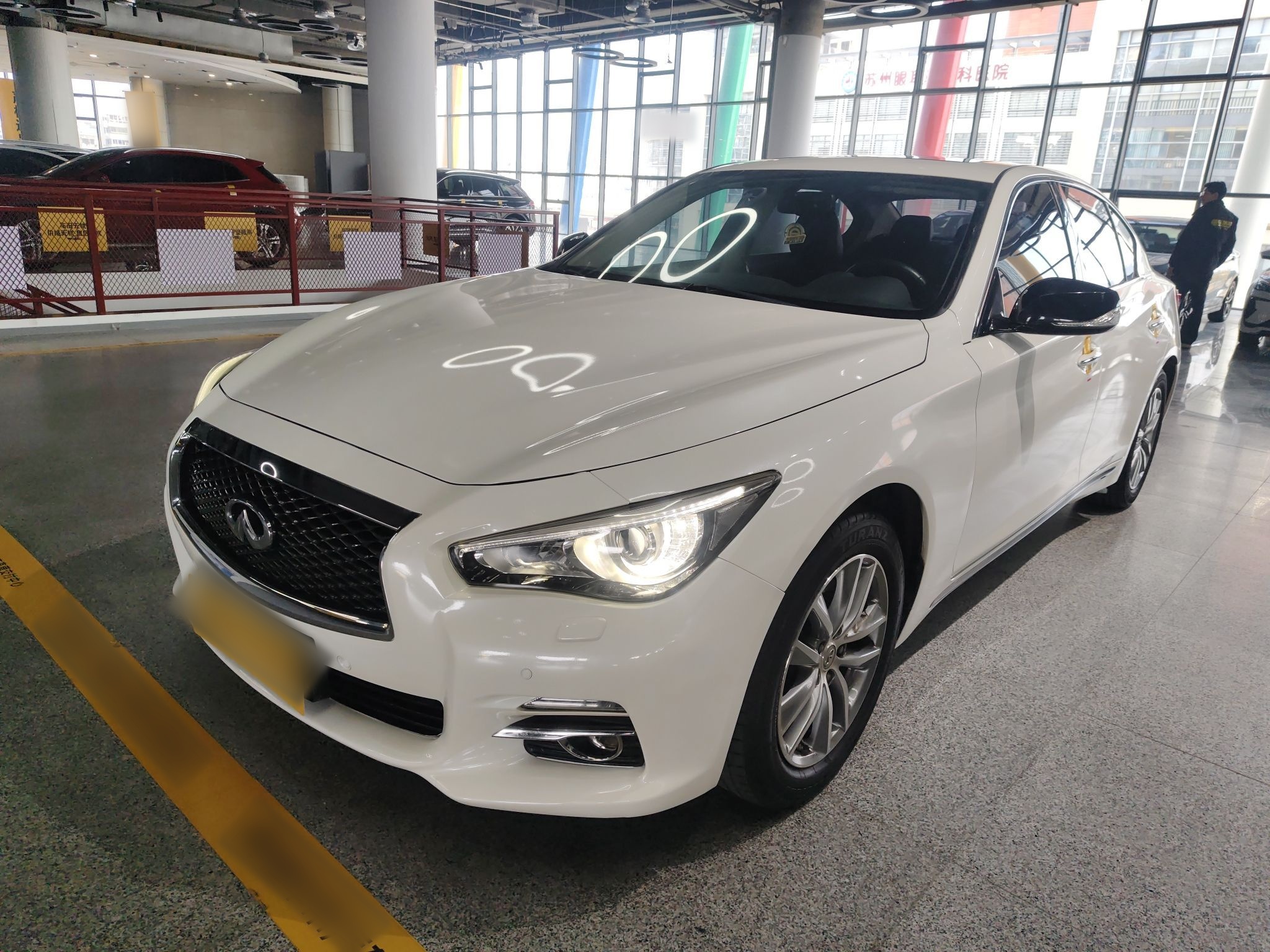 تحت مقدمة السيارة