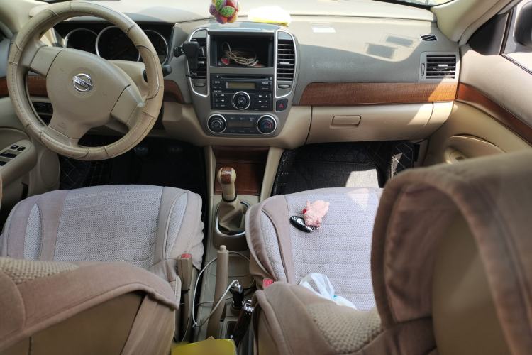 Used Nissan Sylphy 2009 1.6 XL Manual Luxury Sunroof Edition Center Console