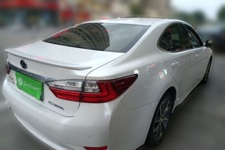 Used Lexus ES 2015 300h Luxury Edition Rear Right 45 Deg