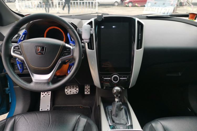 Used Luxgen U6 SUV 2017 1.8T Fashion-Upgraded Model Center Console