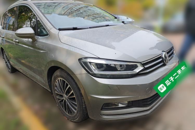 Used Volkswagen Touran 2016 Volkswagen Touran L 330TSI DSG Luxury Edition Front Right 45 Deg