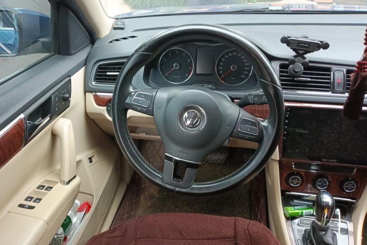 Used Volkswagen Lavida 2013 Revised Version 1.6L Automatic Luxury Edition Steering Wheel