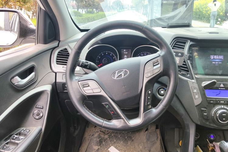 Used Hyundai Santa Fe 2013 2.4L Automatic Two-Wheel Drive Smart Version Steering Wheel